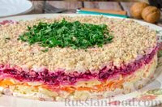 Фото к рецепту: Слоёный салат с копчёной курицей, овощами, сыром и орехами