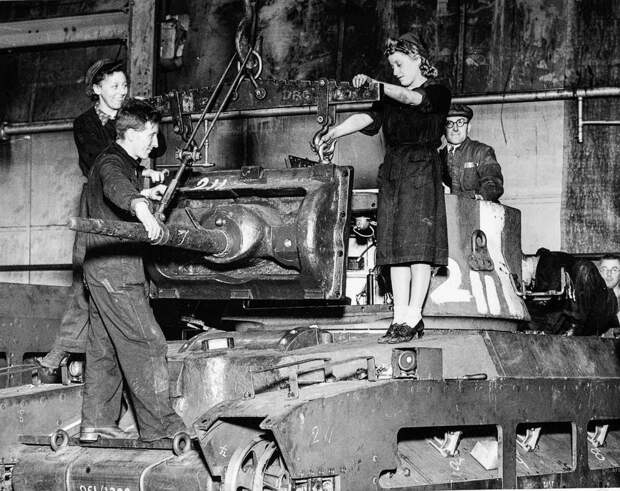 Британские рабочие заканчивают сборку танка «Матильда».