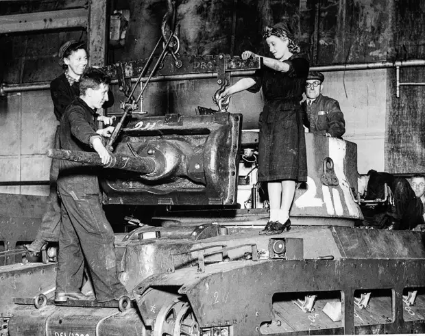 Британские рабочие заканчивают сборку танка «Матильда».