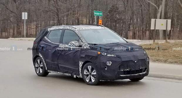 Chevrolet представил тизер на электрический кроссовер Bolt 2022