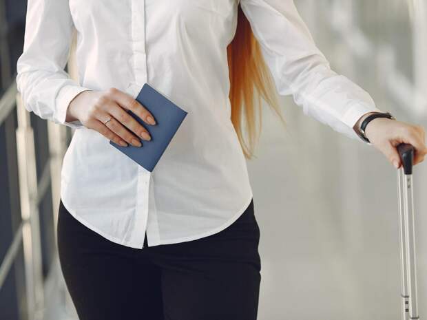 Закрывает лицо рукой и часто плачет: кадры из больницы со стюардессой, выжившей при падении самолета Баку — Грозный