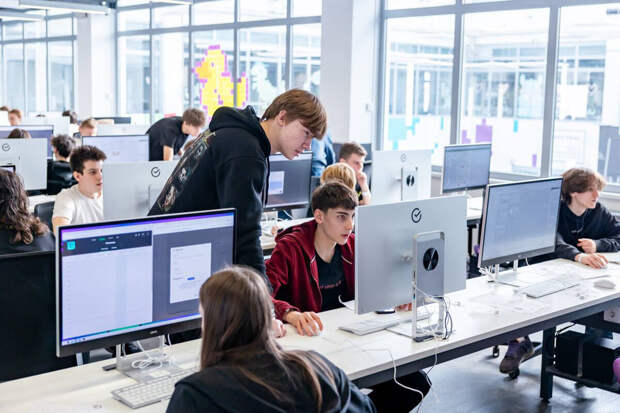 В Москве запущена программа по работе с ИИ для учеников десятых классов