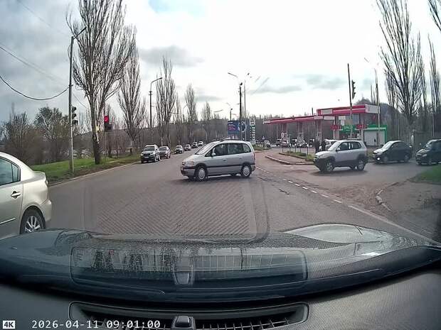 95 регион которому все позволено выезжать на встречную полосу на красный сигнал светофора! Когда не будь начнут их учить ездить? Макеевка, Красный рын...