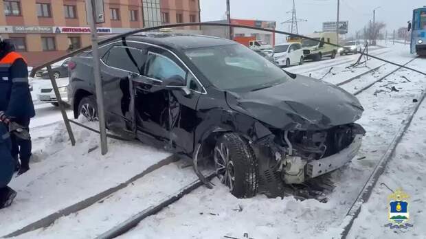 Lexus сбил школьницу и пенсионерку на остановке в Улан-Удэ