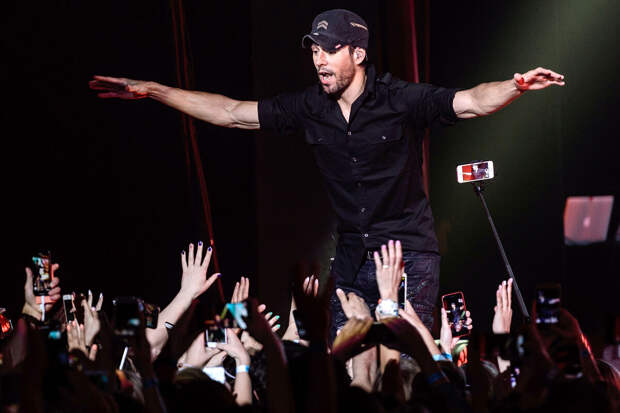 Политик Искаков заявил, что Иглесиасу запретят целовать фанаток в Казахстане