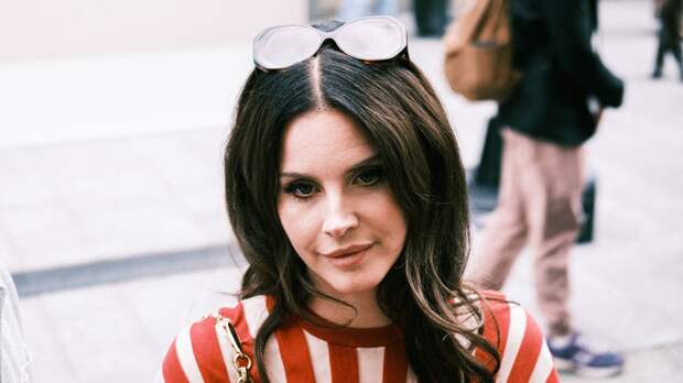 Певица Лана Дель Рей в красном платье снялась с мужем Джереми Дюфреном