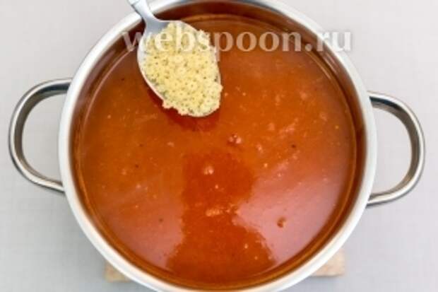 И сразу же — мелкие макароны. Варим до готовности макарон. 