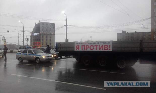 Рязанский дальнобойщик с полицейским эскортом продемонстрировал протестные лозунги на «КамАЗе» (фото и видео).