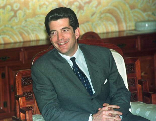 Женщины заполонили парк в поиске избранника на конкурсе двойников Кеннеди-младшего