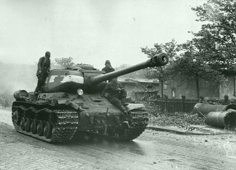 Советский тяжелый танк ИС-2 в Берлине. Германия, май 1945 Бронетехника СССР, Великая Отечественная война, история