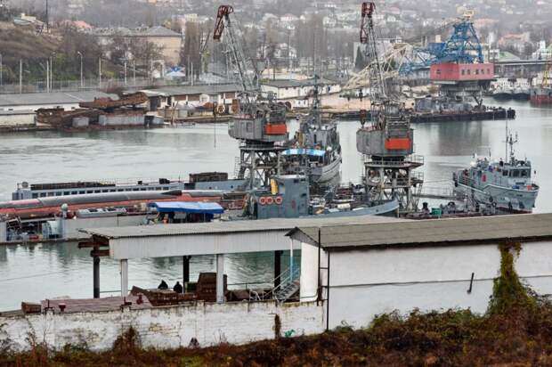 Фоторепортаж: как в Севастополе затонувшую подлодку доставали