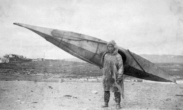 Инуит с каяком, 1900 год