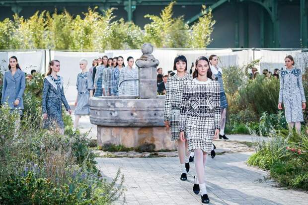 «Школьное» настроение в мире высокой моды: ТОП-30 утончённых образов из новой весенне-летней коллекции Haute Couture Chanel 2020