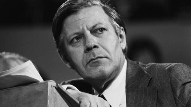 Spiegel: могилу экс-канцлера Шмидта в Гамбурге вновь осквернили свастикой