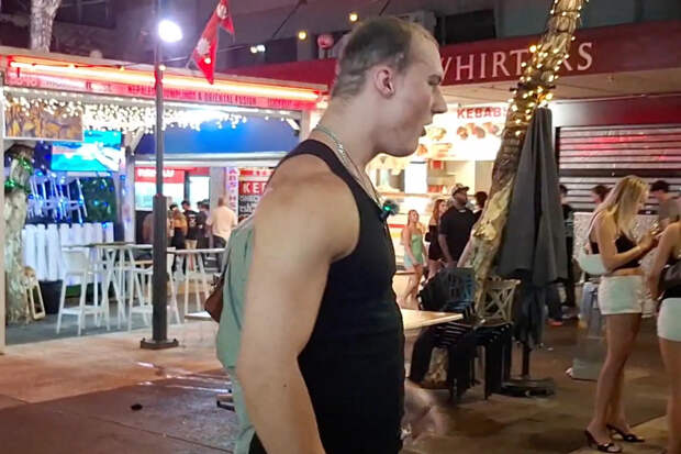 Прохожий сорвал парик с прославляющего мужественность блогера и уличил его во лжи