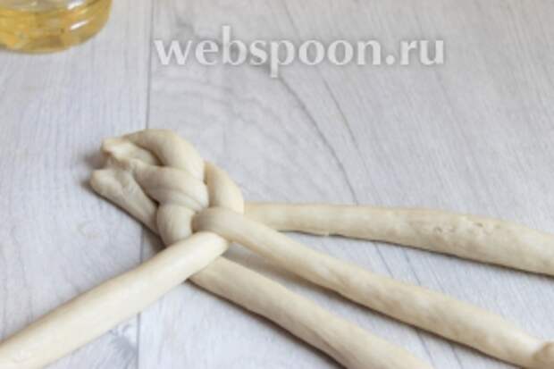 Можно сделать ещё и косичку.