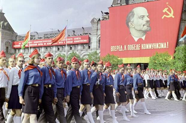 В СССР считалось, что советский человек (за исключением редких «отщепенцев») не может не быть патриотом.