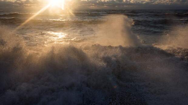 Почти 200 судов застряли у Керченского пролива из-за урагана