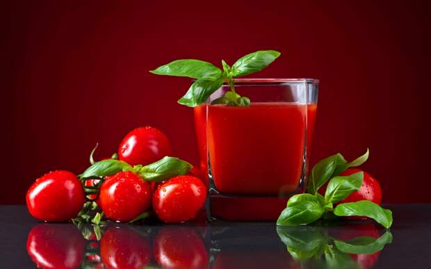 tomaty-stakan-sok-zelen-listia-pomidory-mokrye-krasnye-otraz
