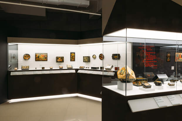 Экспозиция выставки «Лаки. Большая история в миниатюре»