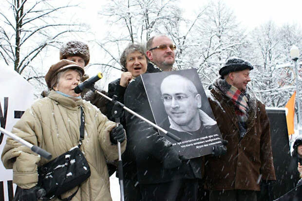 Нина Катерли (слева) всегда поддерживала Михаила Ходорковского. Фото © marena99.livejournal.com