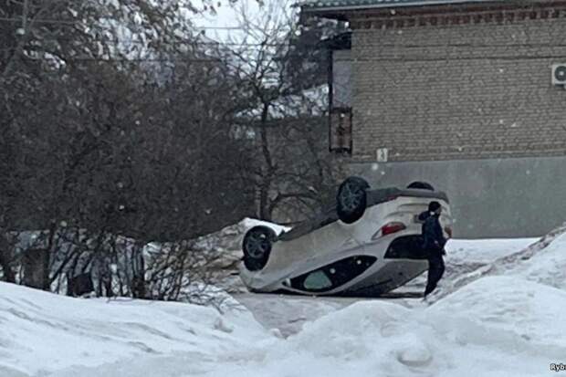 Второй за сутки автомобиль перевернулся в Рязанской области