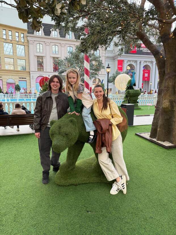 «Мила сейчас в смешном и чудесном периоде»: Анна Заворотнюк показала фото с сестрой