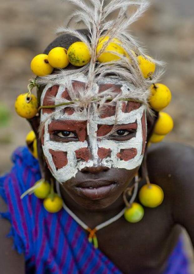 племя,Сурма,Эфиопия,мальчик с фруктами 8