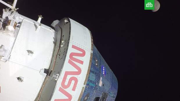 Американский космический корабль Orion облетел Луну без людей на борту