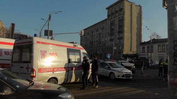 Авария дня. ДТП с участием кареты скорой помощи в Москве авария, авария дня, авто, авто авария, видео, дтп, скорая, спецсигнал