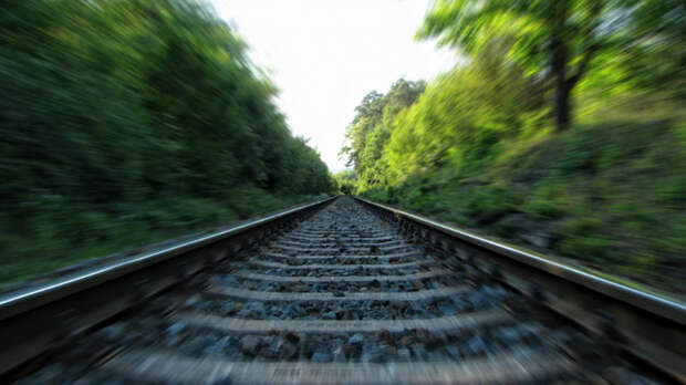 Женщина в наушниках попала под поезд в Алтайском крае