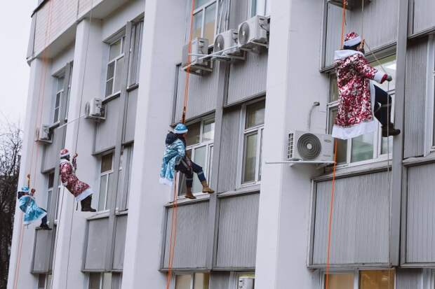 От работы в ПВР до ликвидации пожаров: как студенты-спасатели помогают россиянам