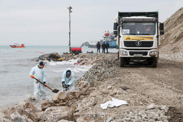 Около пяти тысяч тонн мазута осталось на дне моря после крушения танкеров на Кубани