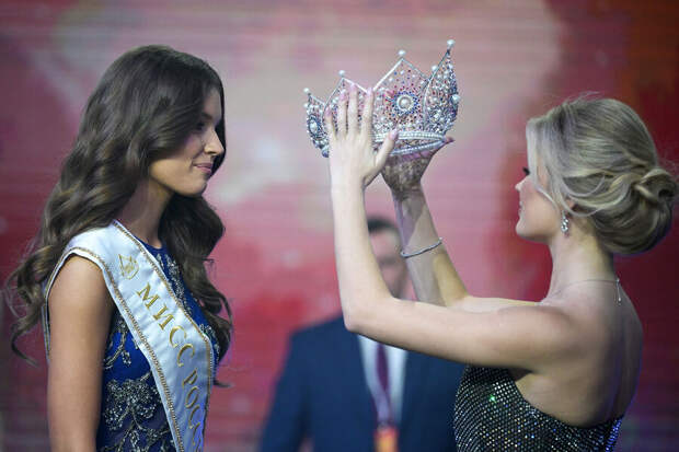Маргарита Голубева (Санкт-Петербург) и победительница конкурса &laquo;Мисс Россия-2022&raquo; Анна Линникова (справа) на&nbsp;церемонии награждения финалисток конкурса &laquo;Мисс Россия 2023&raquo;