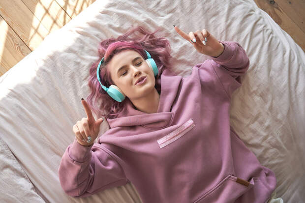 В 2025 году россияне стали в два раза чаще включать подкасты и аудиосериалы