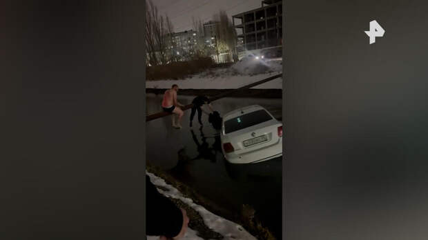 "Вытягивали тросом": таксист - о спасении матери с ребенком из тонущего авто