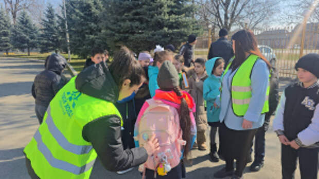 В Северной Осетии сотрудники Госавтоинспекции Ардонского района совместно с «Родительским патрулем» провели акцию «Засветись! Стань заметнее на дороге!»