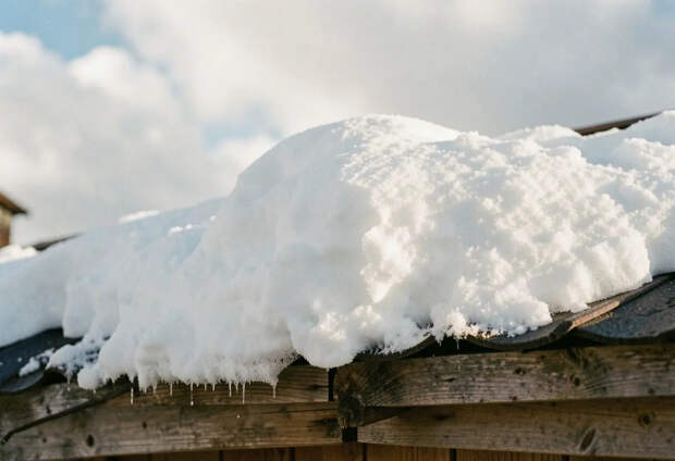 Очистка крыши от снега обернулась отравления угарным газом жительницы Люберец
