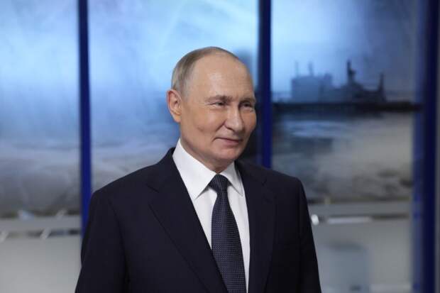 Путин на Дворцовой площади пообщался с петербуржцами