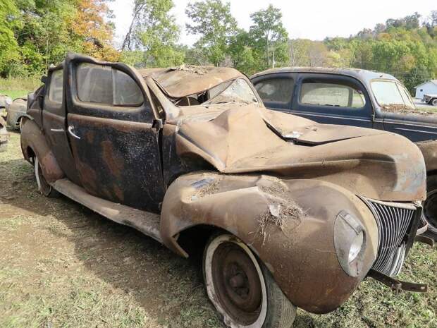 Еще одна жертва обрушения — помятый Ford Sedan 1940 года авто, джанкярд, коллекция, коллекция автомобилей, олдтаймер, ретро авто, свалка автомобилей
