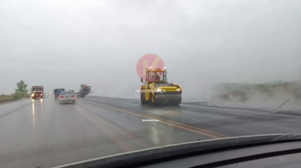 Красноярцы возмутились укладкой асфальта во время дождя