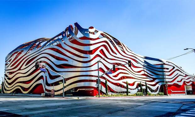 Petersen Automotive Museum – музей, где собраны уникальнейшие модели автотранспорта, которые когда-либо выпускались в Америке и не только (Лос-Анджелес, штат Калифорния). | Фото: puteshestvovat.com.