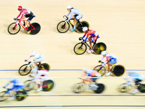 Велогонки В Олимпийские игры входят сразу несколько дисциплин, связанных с велосипедом: гонка на крытом треке, шоссейные гонки, горный велосипед и BMX. Каждое из перечисленных — опаснее предыдущего. Высочайшие скорости, сложные участки местности: риск травмы очень велик.