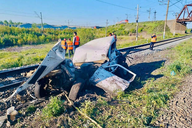 В Челябинской области поезд раздавил машину, стоявшую на путях