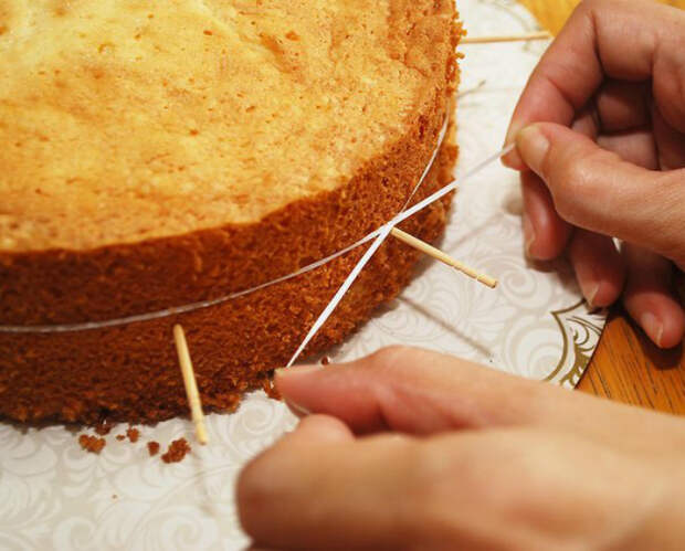 Порезать пирог на красивые коржи. | Фото: i Creative Ideas.