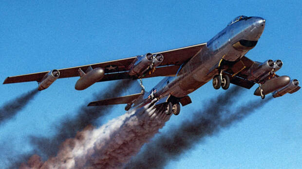 Взлёт бомбардировщика Boeing B-47 Stratojet с ускорителями.