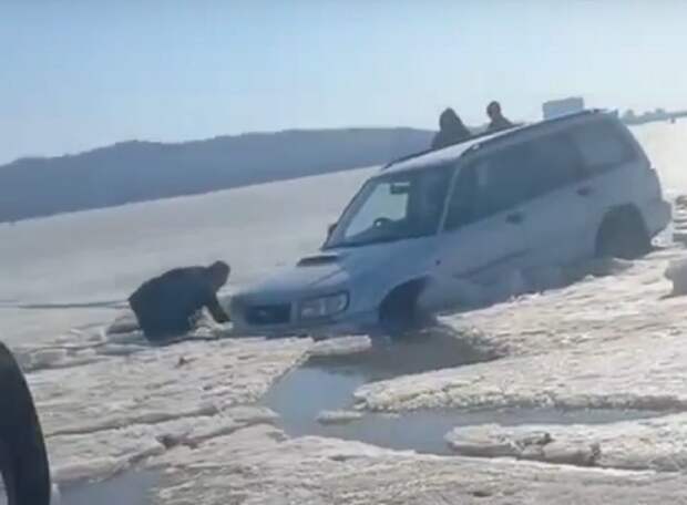 Слабоумие и навага-2: рыбацкий автомобиль ушёл под лёд во Владивостоке