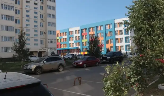 На линейку через ж/д пути. В Омске 100 первоклассников «открепили» от новой школы