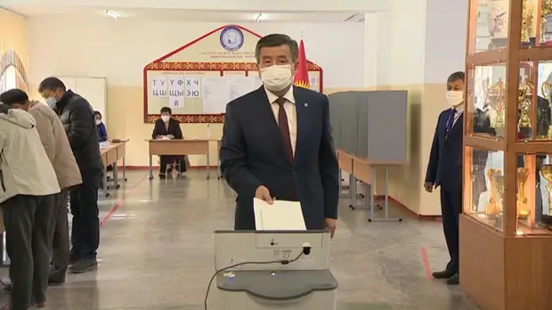 Президент Киргизии проголосовал на парламентских выборах страны