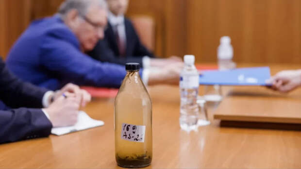 Молдова вручила послу России ноту протеста и бутылку «нефтяной» воды из Днестра